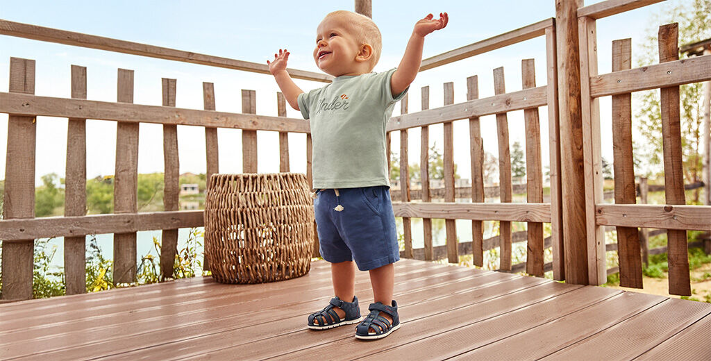 https://www.chicco.de/dw/image/v2/BJJJ_PRD/on/demandware.static/-/Sites-Chicco-Germany-Library/de_DE/dwcc322012/site/06-Pagina di Categoria/Fashion/Abbigliamento/Nuova Collezione/2025/PE 2025/Estate/CHICCO_SS25_12_0378-1024x520px.jpg
